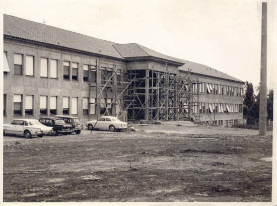 Fachada del edificio en construcción Fuente: Archivo fotográfico de la Biblioteca de la FCM-UNCuyo.