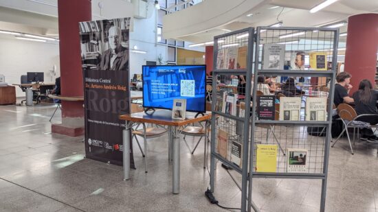 Se inauguró un stand con obras selectas del filósofo e historiador de las ideas en la sede de la biblioteca universitaria.
